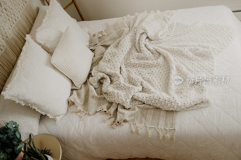 床层中性羽绒被和舒适的毯子