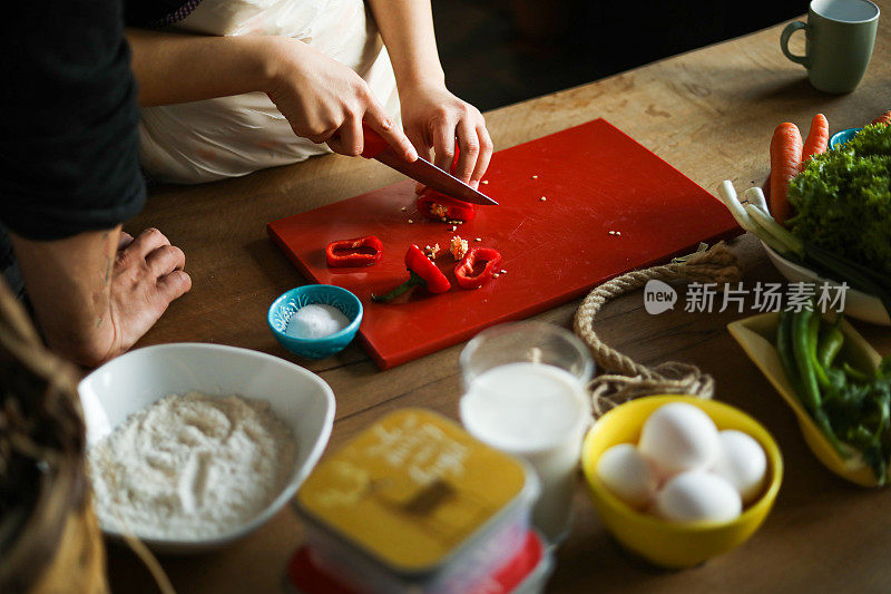 呆在家里，做饭，吃沙拉