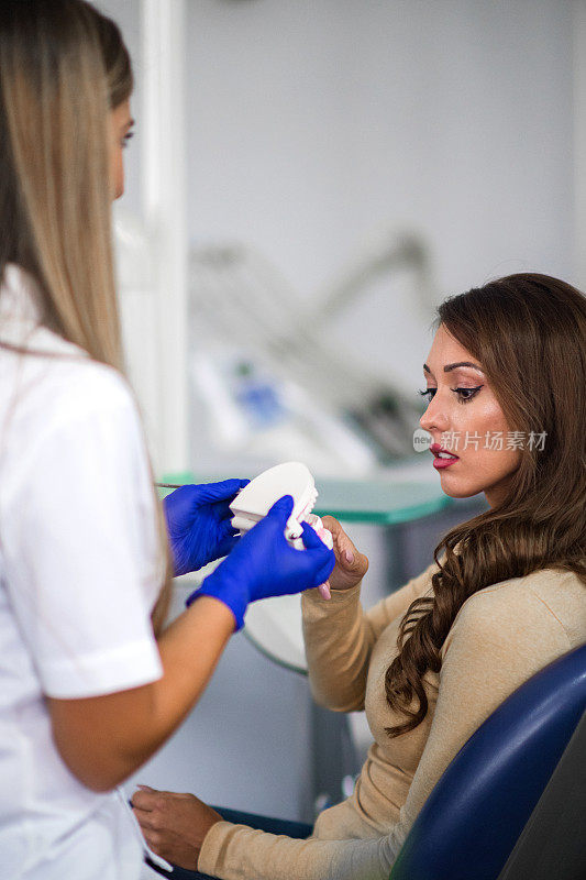女牙医解释新牙医如何工作