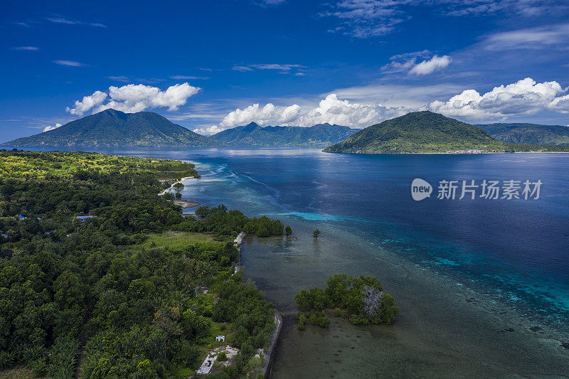 印尼阿洛岛海岸线的鸟瞰图