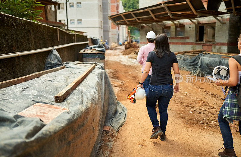 工程师们在建筑工地