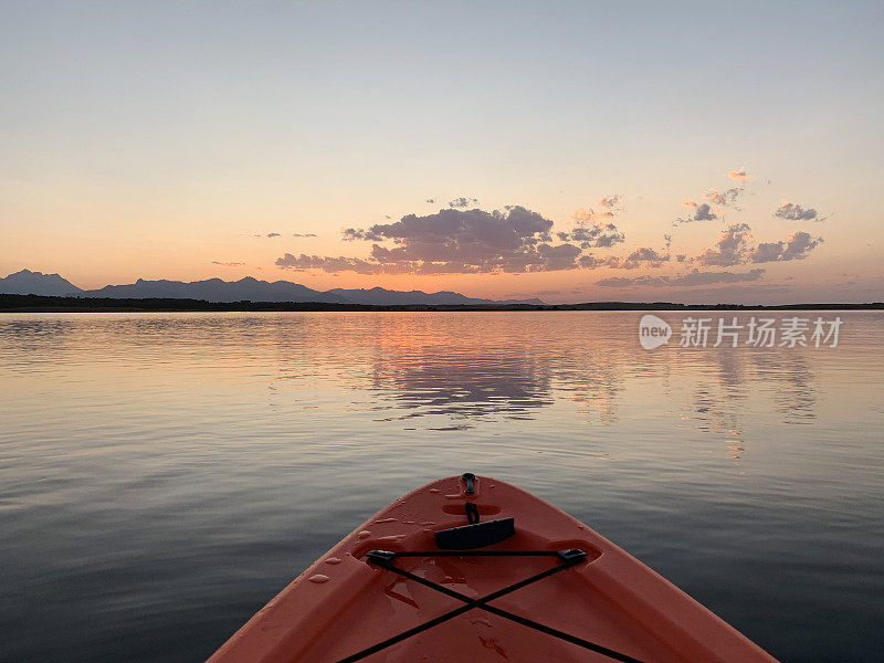 在日落皮划艇，南阿尔伯塔，佩恩湖省休闲区，与山景