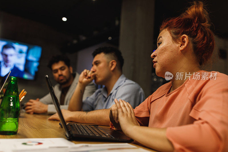 不同的团队在视频会议中讨论措施