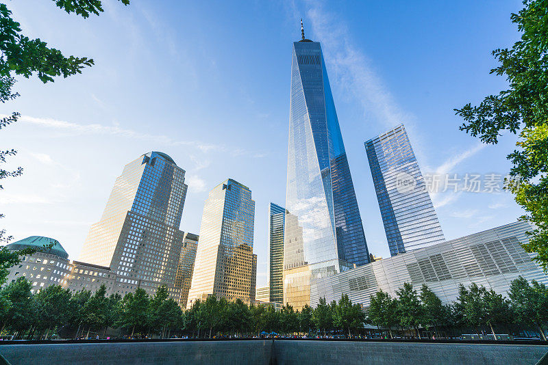 纽约，纽约，美国，8-31-17:美国纽约，世界贸易中心日落与纪念喷泉的倒影。