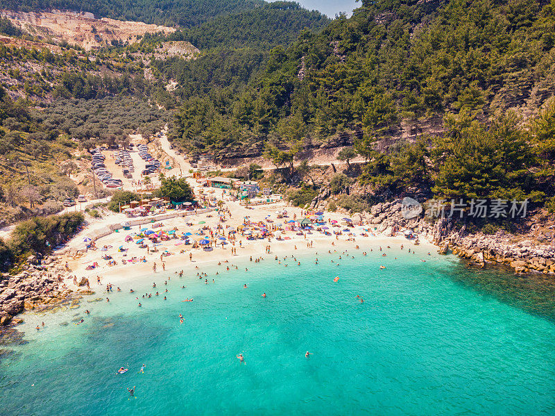 鸟瞰图美丽的海滩上的希腊岛，海岸线与绿松石海
