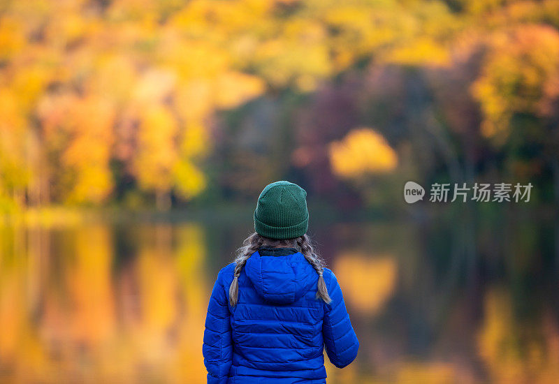 《秋景中的少女》。