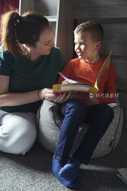 和妈妈一起读他的书