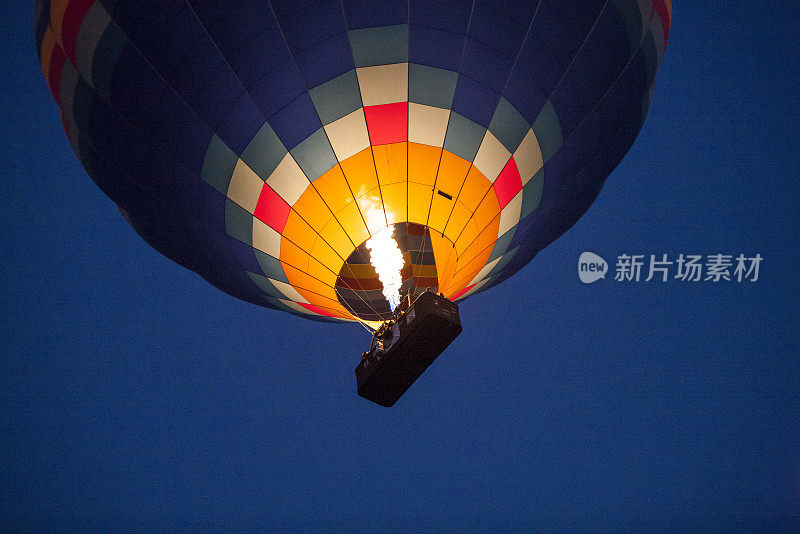 傍晚，热气球冉冉升起