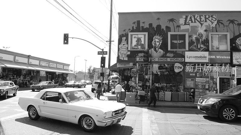 洛杉矶时尚区生活十字路口和肌肉车