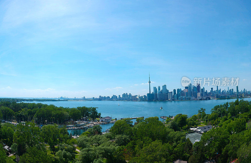 多伦多中央岛和沃德岛公园海滩，加拿大安大略省，从顶部鸟瞰阳光明媚的绿色海岸与船和市中心gta在夏天。受欢迎的旅游地点。