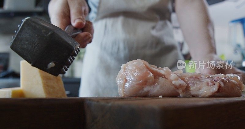 准备填充鸡胸肉卷配培根和芝士