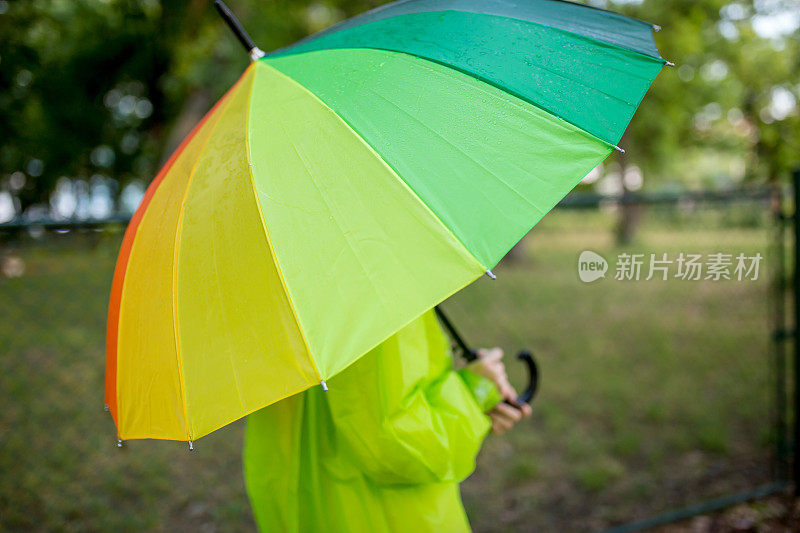 秋日里拿着彩色雨伞的酷酷女人