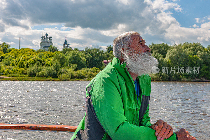 肖像老男人与白胡子通过俄罗斯河流的旅程，奥卡