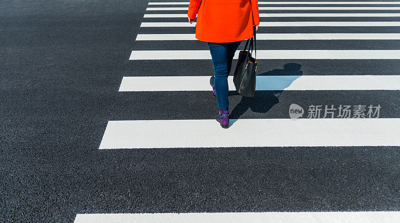 女工人正在过马路