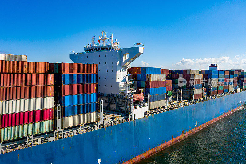 进出口集装箱船。国际航运货物。