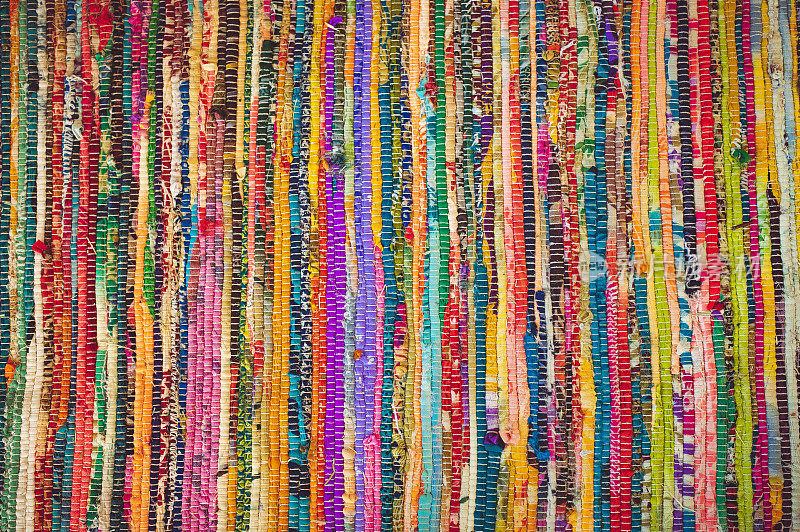 充满活力的彩色抹布地毯与纹理和颜色有趣的背景