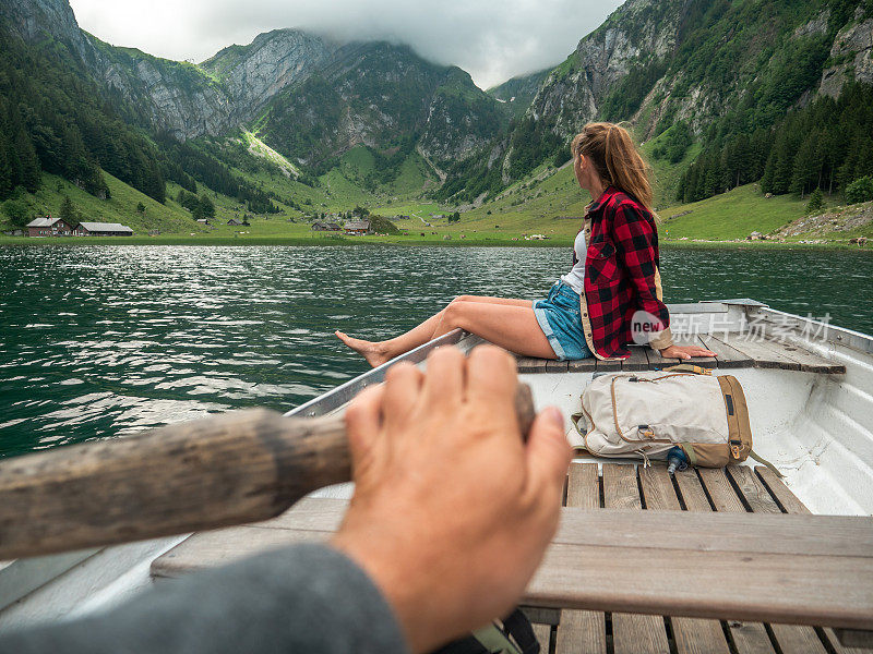 夫妇在高山湖上划船休息的观点