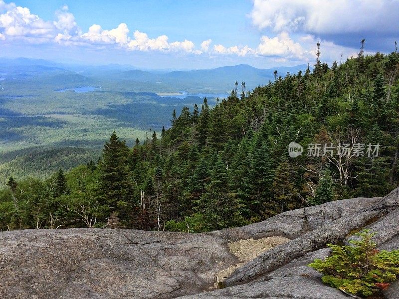 &山步道徒步旅行-阿迪朗达克山脉，纽约