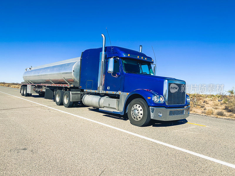 双向高速公路上的长途半挂卡车