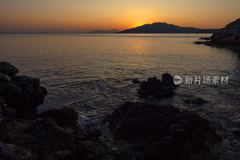 落基海岸上的日落