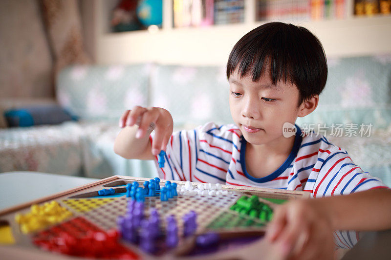 孩子在玩中国跳棋