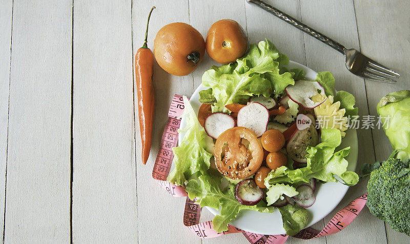 平铺的饮食菜单，一碗健康的新鲜蔬菜沙拉——西红柿、萝卜和种子。素食食品的概念