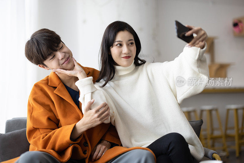 年轻的亚洲夫妇用手机自拍