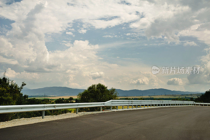 空无一人的道路