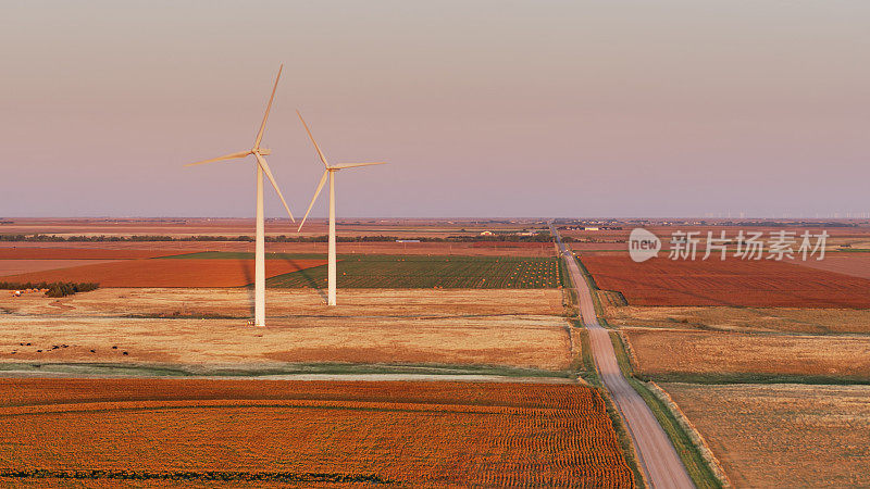 航空拍摄的风力涡轮机在农村西南堪萨斯