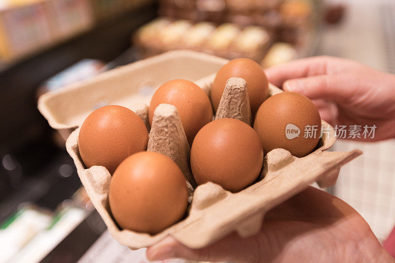 女人在超市买鸡蛋