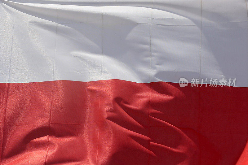 波兰国旗挥舞着