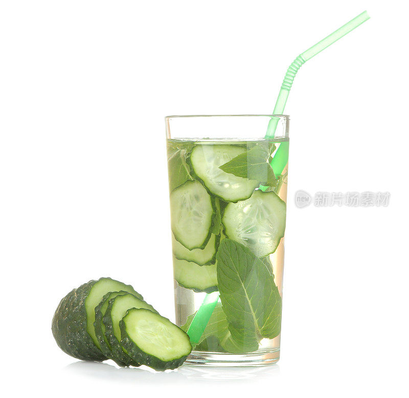用黄瓜水。清爽的饮食水与黄瓜在一个白色孤立的背景。排毒饮料的概念。夏季清凉饮料。