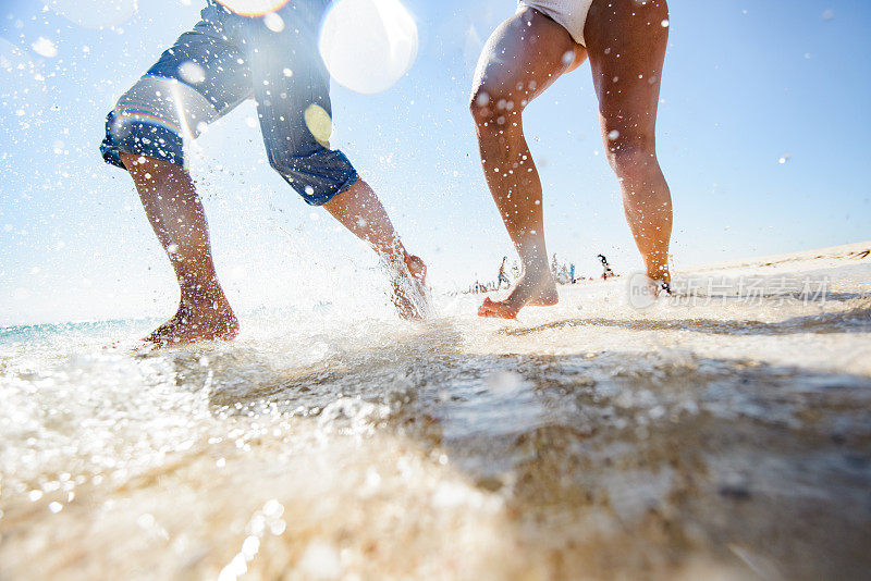 在夏日里，一对不认识的情侣在海上奔跑。