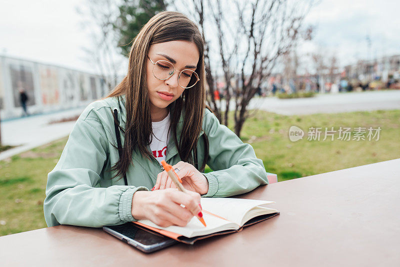 一个在户外准备考试的女学生的肖像