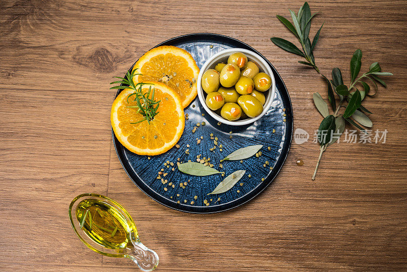 橄榄和地中海概念的社交媒体食物趋势集中在前景照片