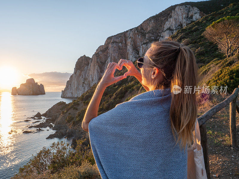 在撒丁岛，女人喜欢美丽的日落