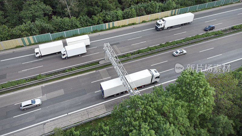 高速公路上的卡车收费系统-控制龙门，鸟瞰图