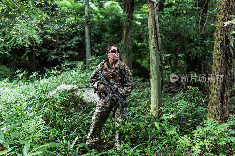 丛林中的女兵，手拿M4卡宾枪
