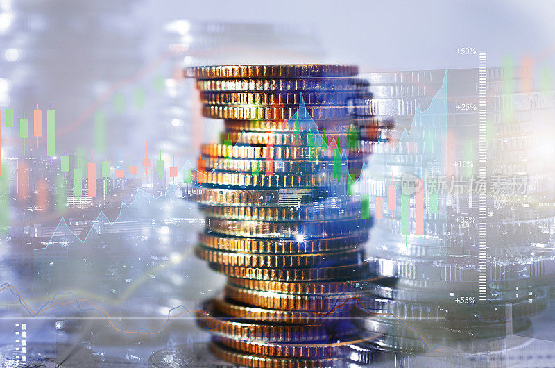 双曝光排硬币堆叠与增长股票图表和图表进度报告，为企业投资金融银行和省钱的概念。
