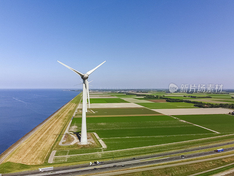 鸟瞰图上的风力涡轮机在一个堤坝附近的Ketelbrug