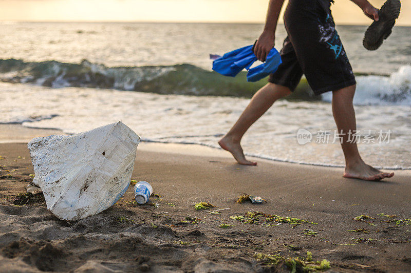 环境污染和海滩上的塑料垃圾，海洋唾液和粘液