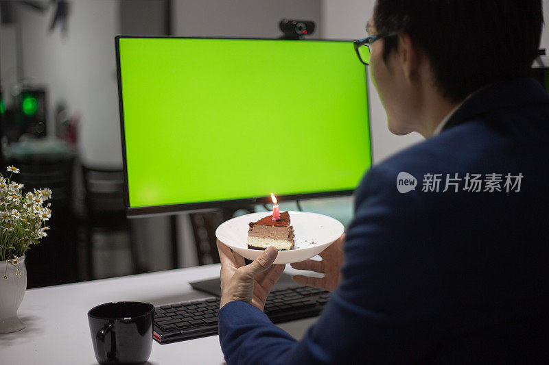 亚洲华人男子在家庭办公室庆祝他的生日与其他分公司的同事视频会议