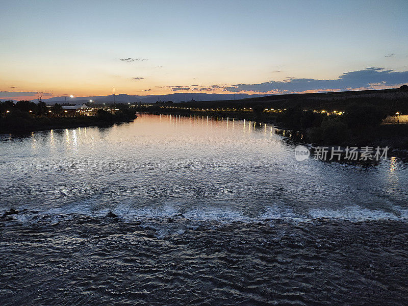 太阳的倒影与湖水中的云景