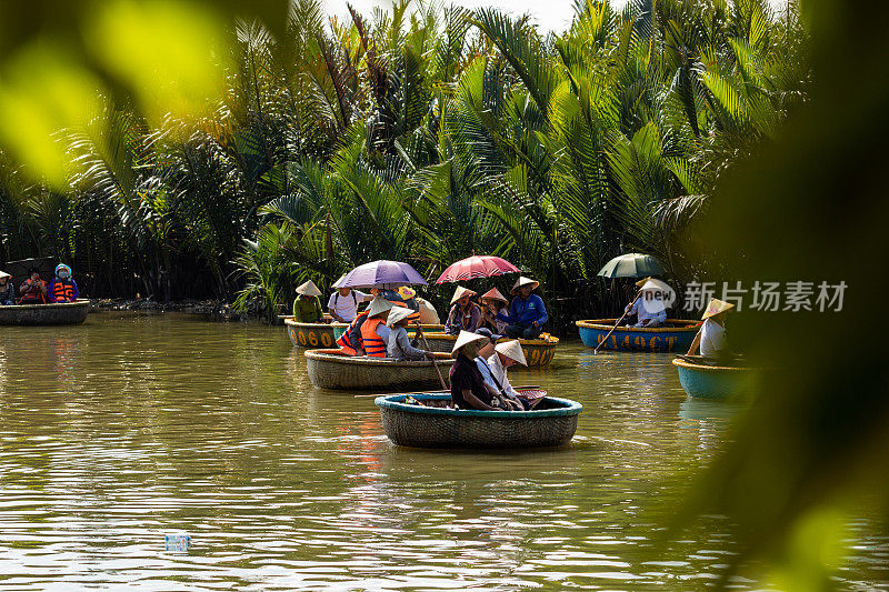越南会安篮子船上的游客