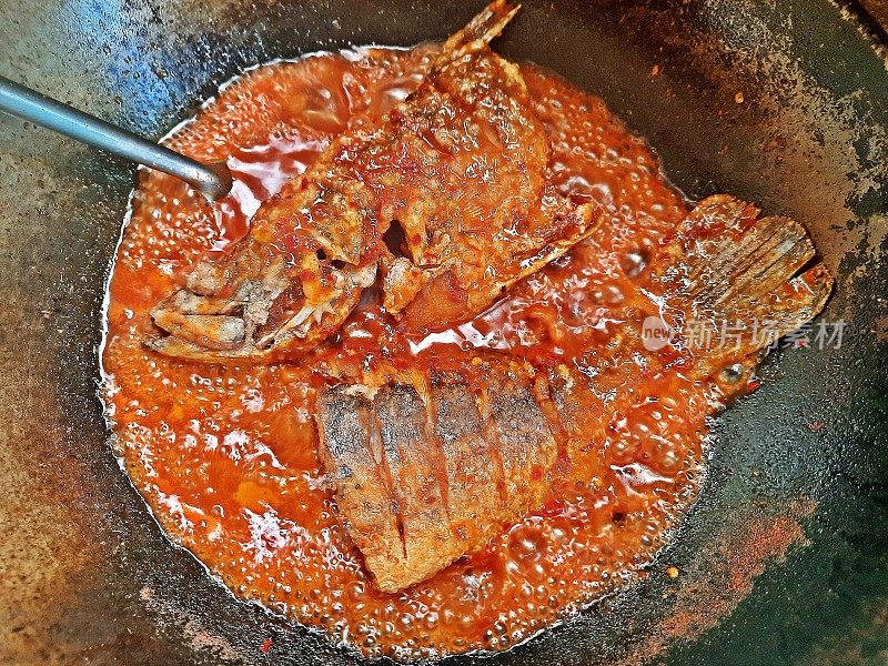 烹饪中国菜——红烧鲈鱼豆腐。