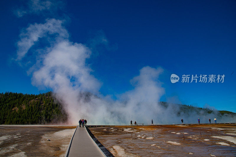 大棱镜温泉的热水径流在中途间歇泉盆地