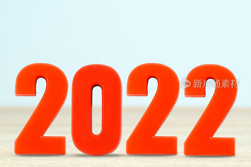 拍摄了由红色塑料制成的数字2022新年