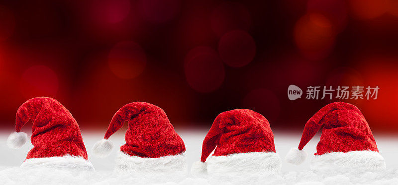 红色圣诞帽映衬模糊的红色背景