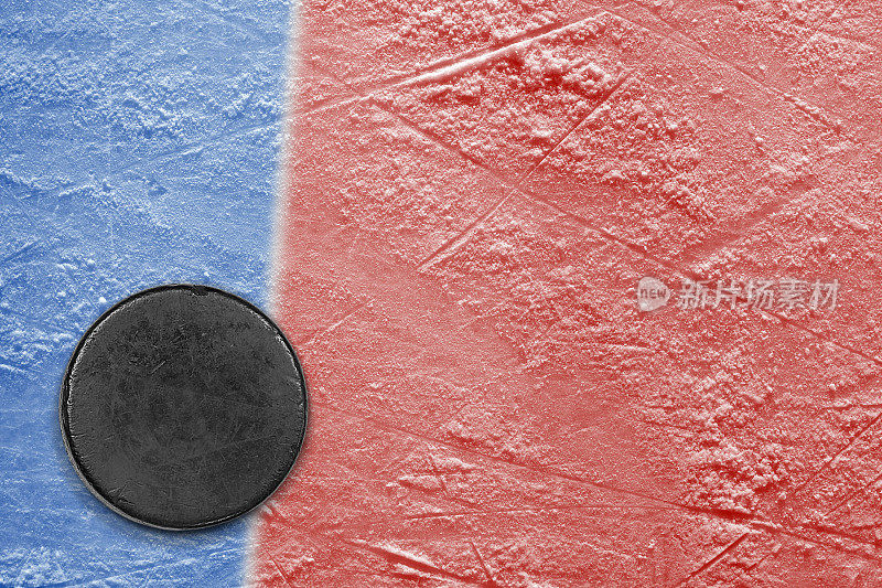冰球在红色冰上与蓝色条纹