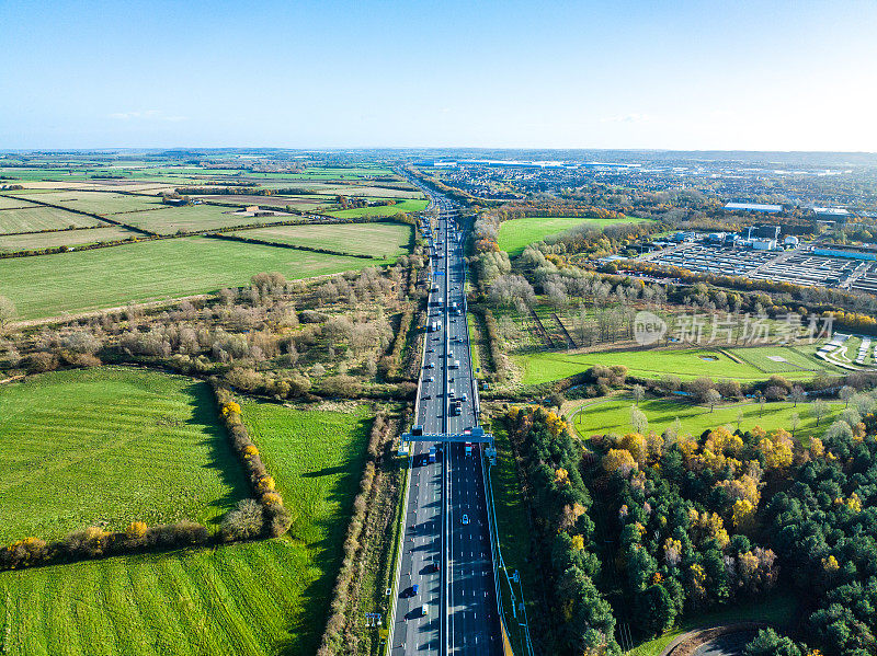 英国M1高速公路上的交通的无人机视图